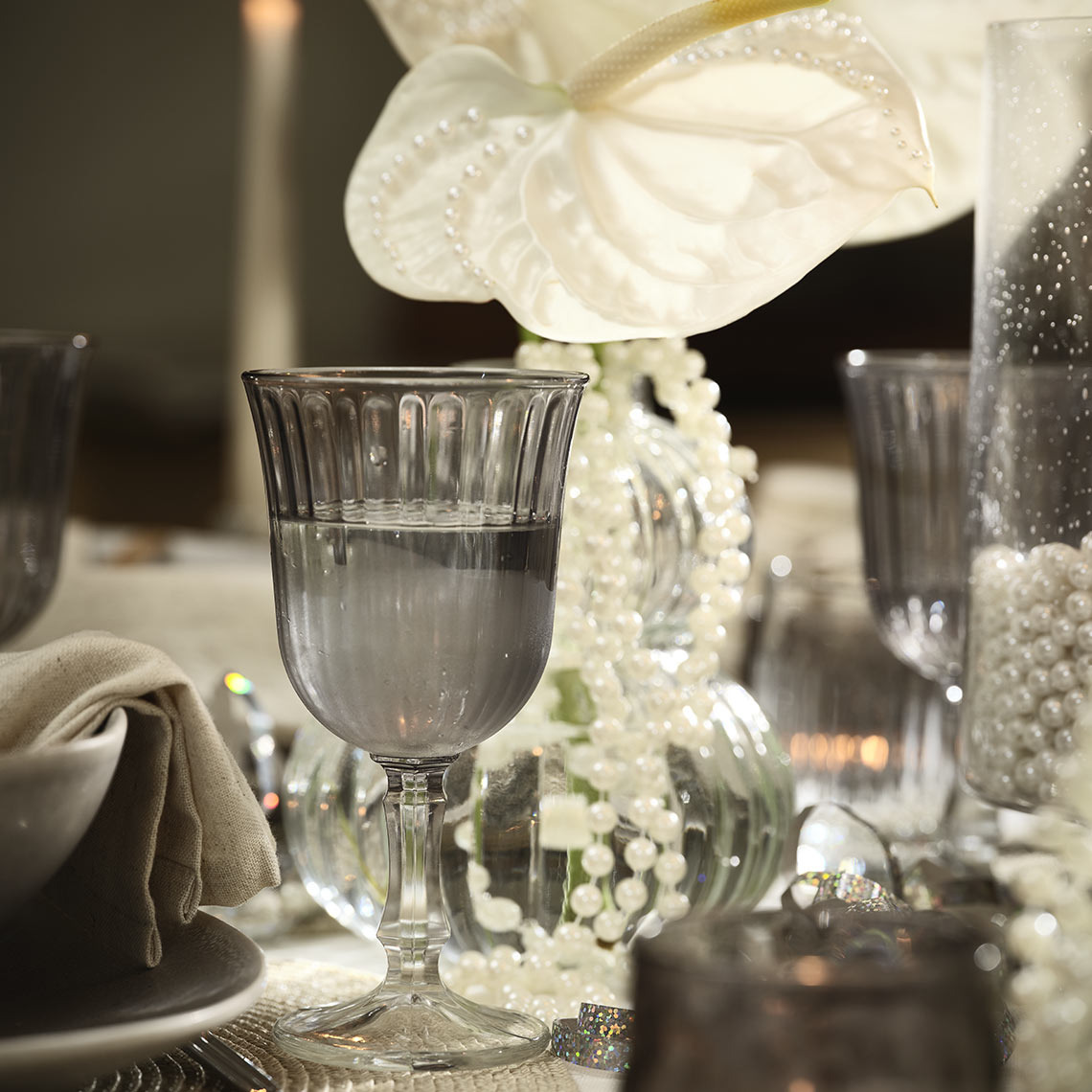 Чаша за вино върху подредена маса