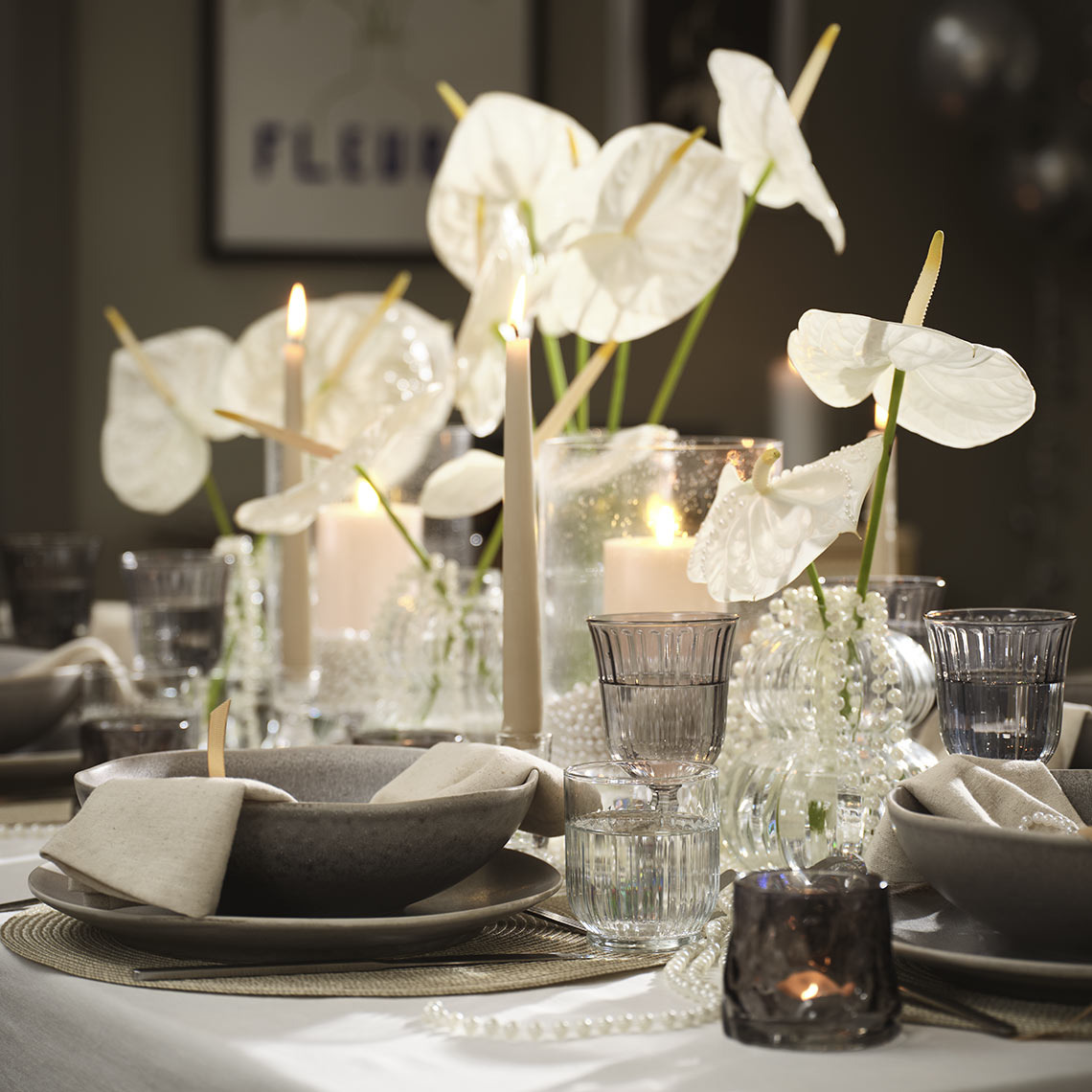 Маса, подредена с купи, чинии, чаши и поставки за чаени свещи