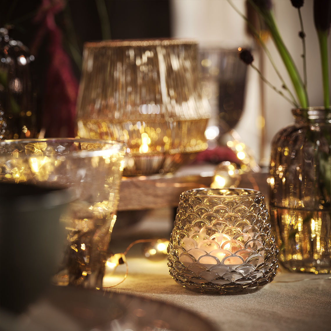 Поставка за чаени свещи BIFROST Кухненска маса, осветена от свещи и чаени свещи в поставки за чаени свещи, както и лампички