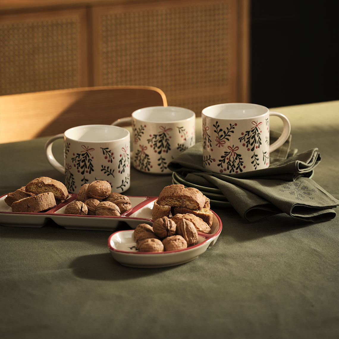 Коледни чаши LIN, коледна купа LIN и платнена салфетка STJERNESTEN Коледни чаши, купа и коледни платнени салфетки на маса