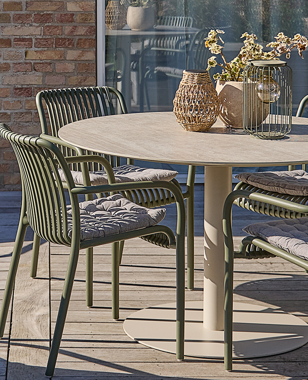 Градинска маса с градински столове на открито