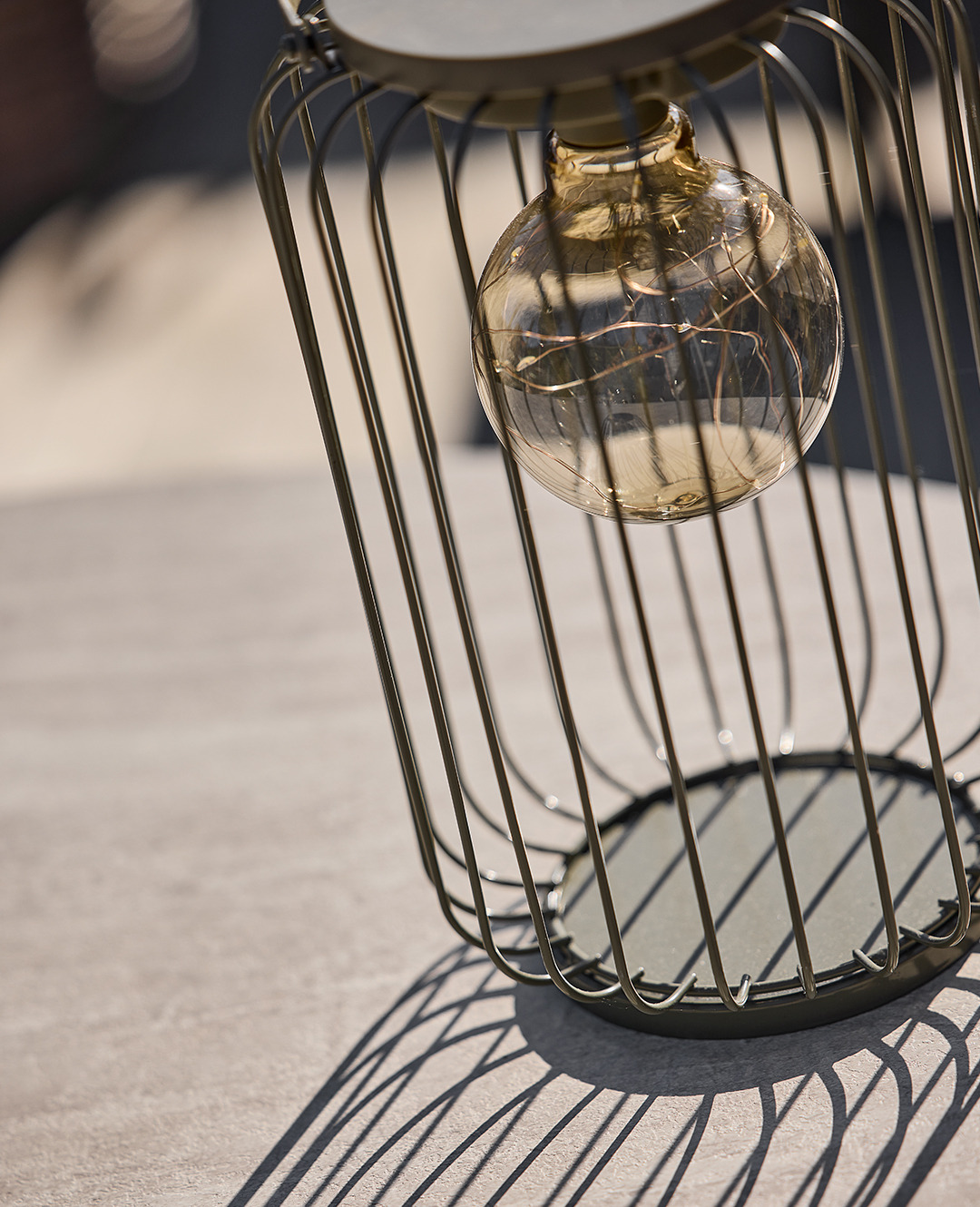 Лампа на батерии на открито