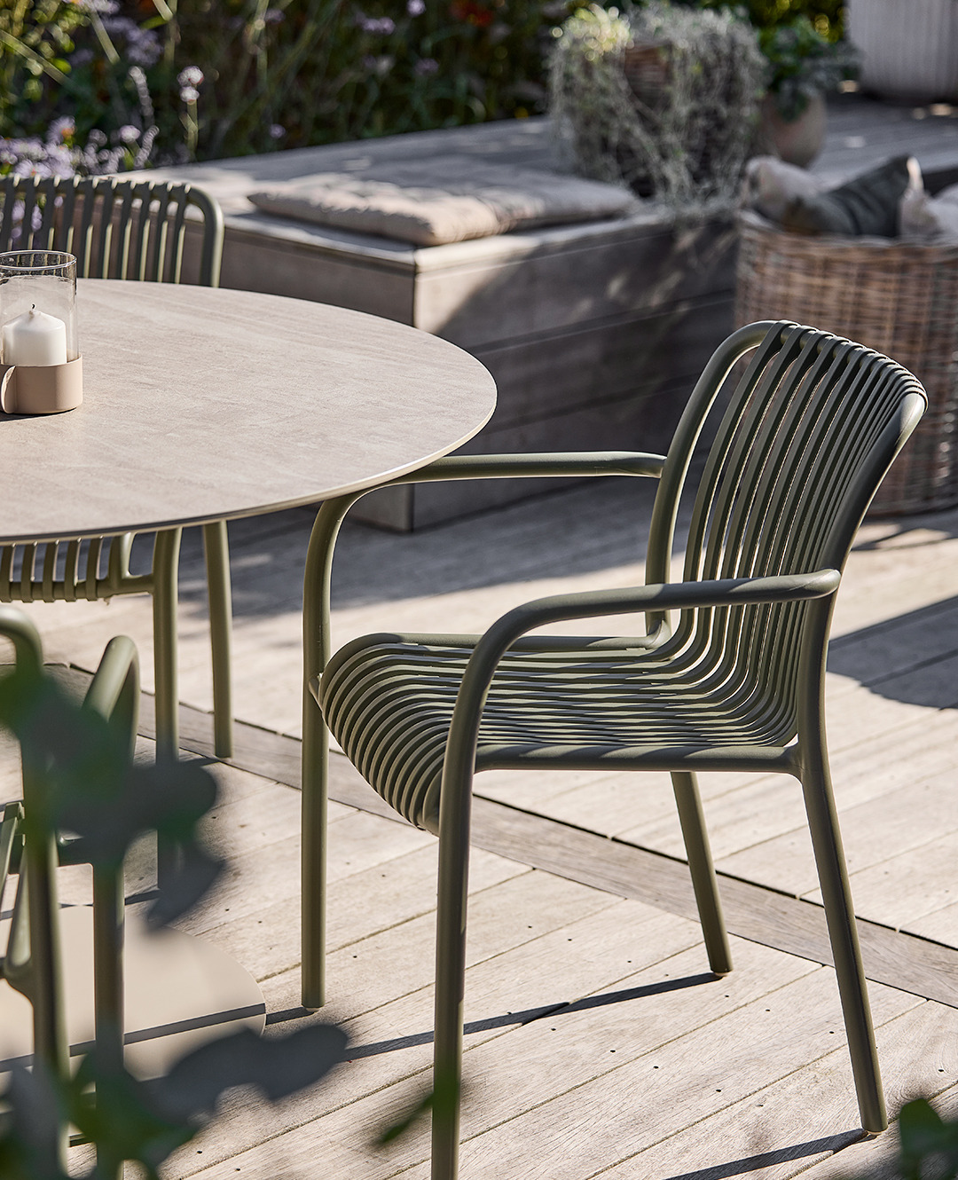 Зелен градински стол на открито