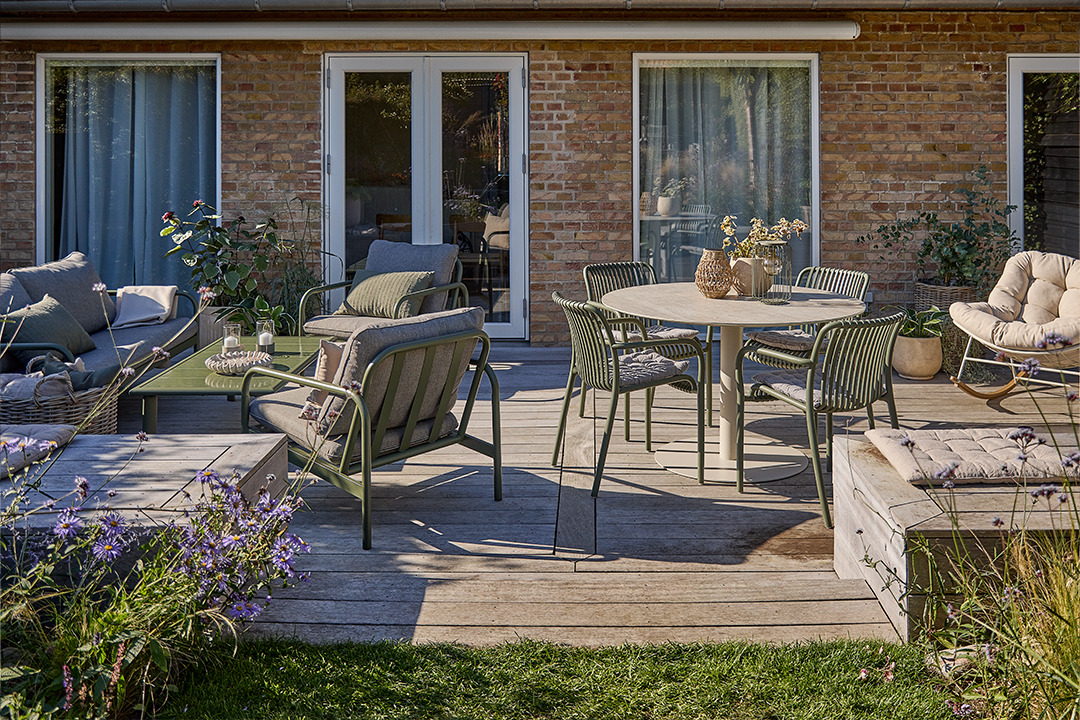 Вътрешен двор с градински мебели