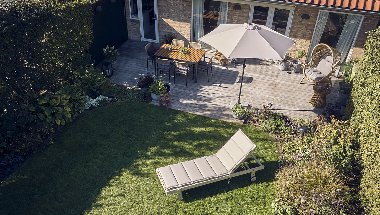 Двор с шезлонг, градински чадър и други мебели