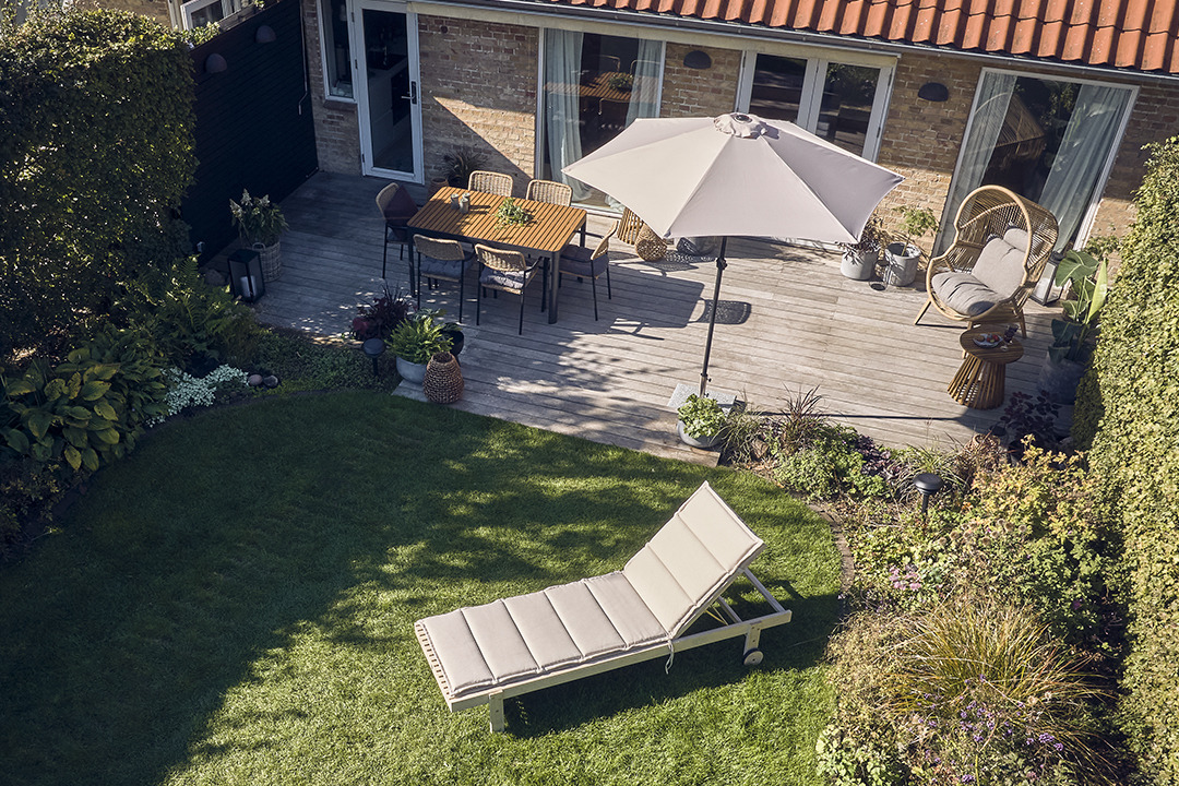 Двор с шезлонг, градински чадър и други мебели
