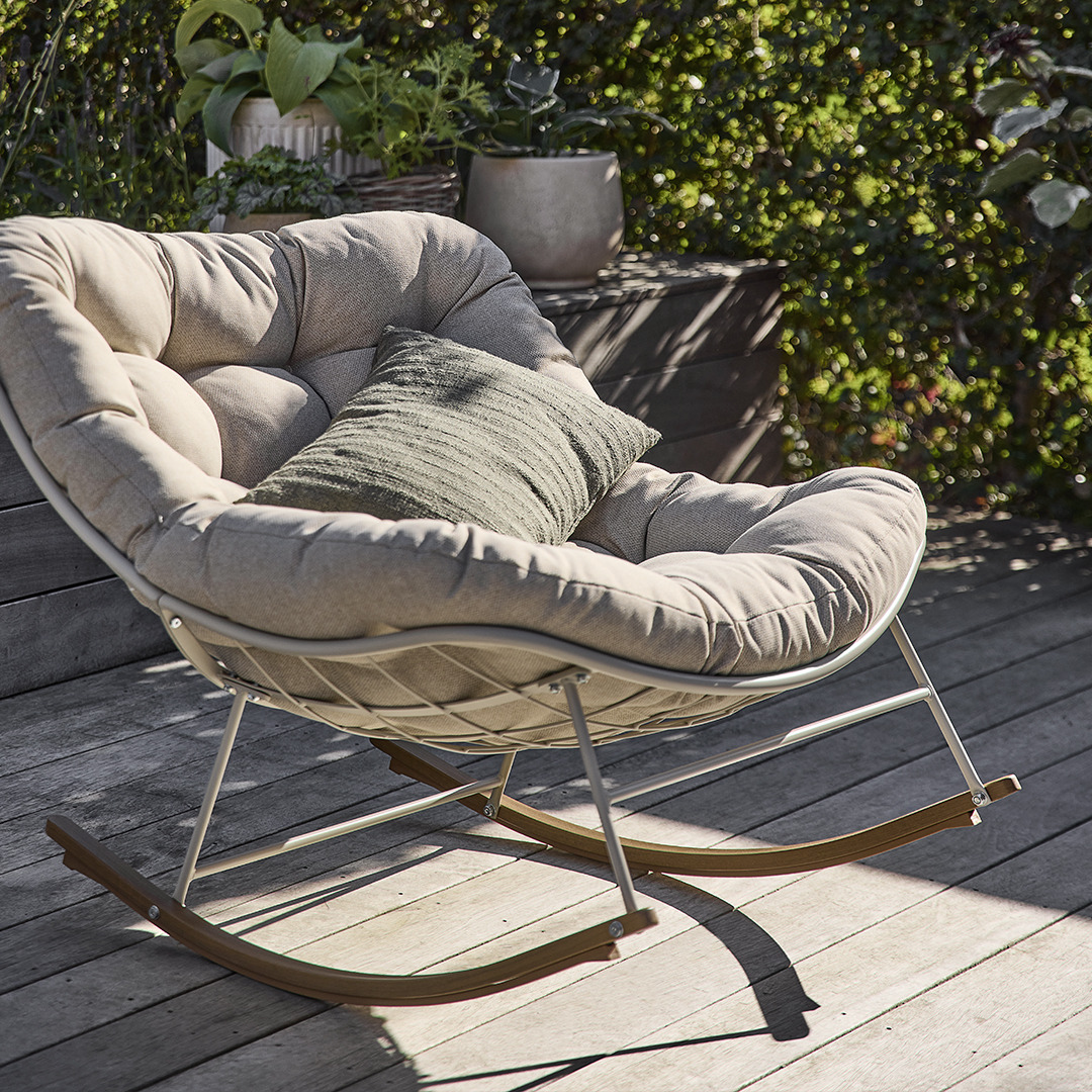 Люлеещ стол с голяма възглавница на открито