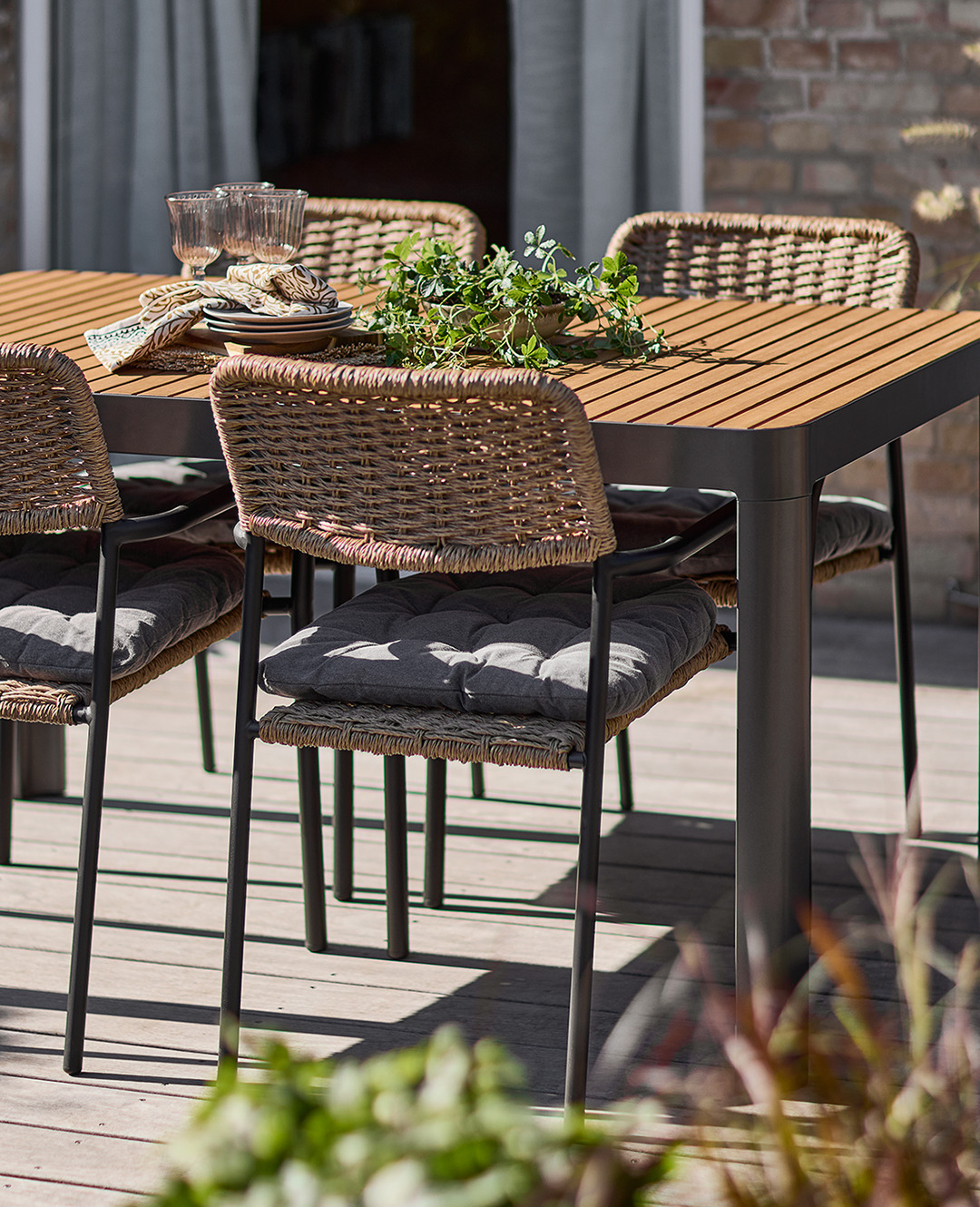 Градинска маса със столове на открито