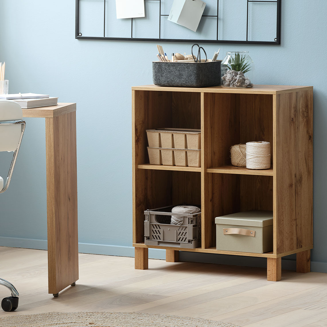 Стенен модул за съхранение с четири отделения, стоящ на пода и с крака