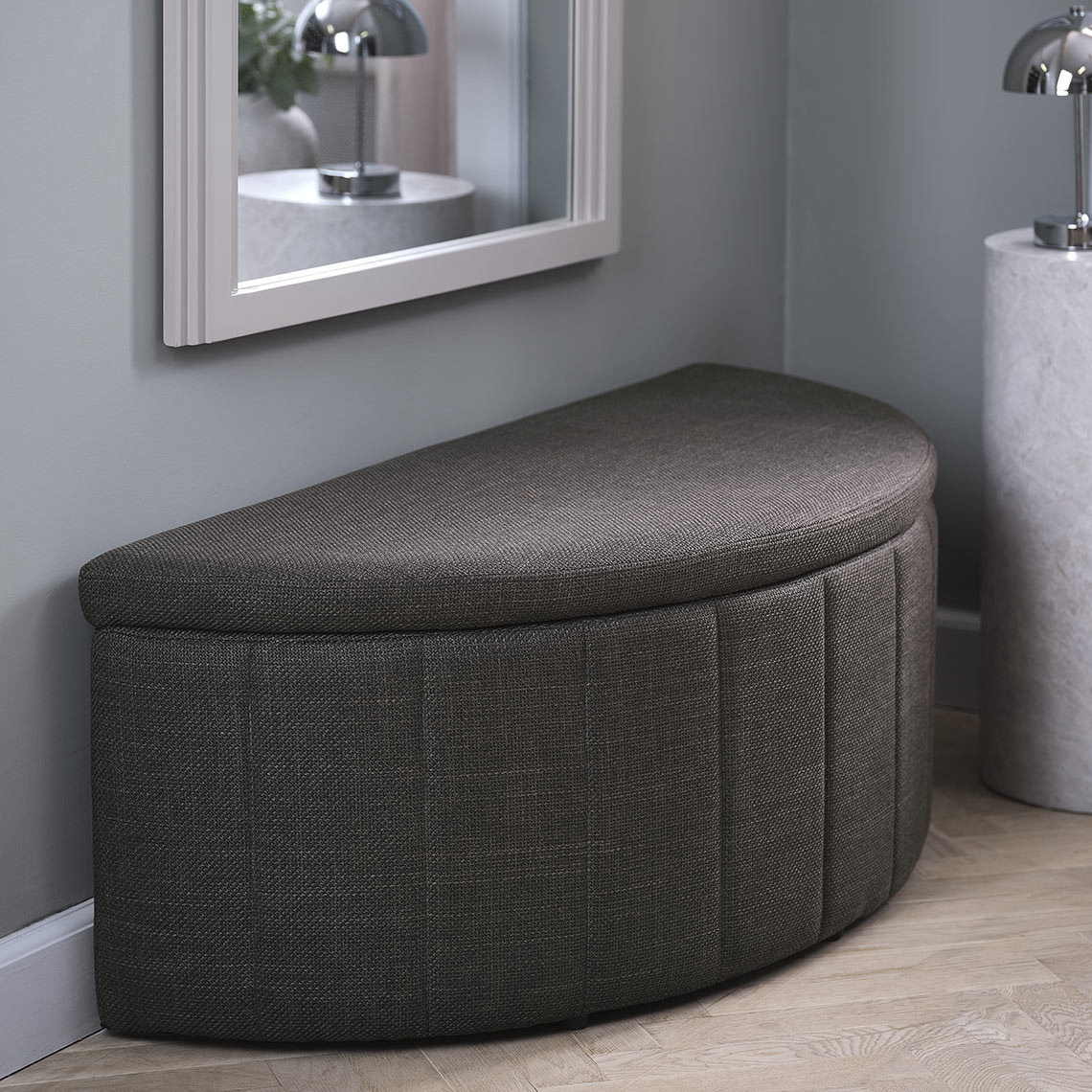 Тъмна пейка в коридор