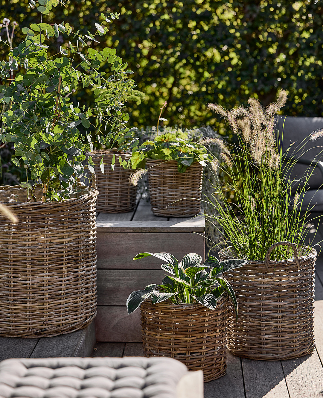 Плетени кашпи с растения на открито