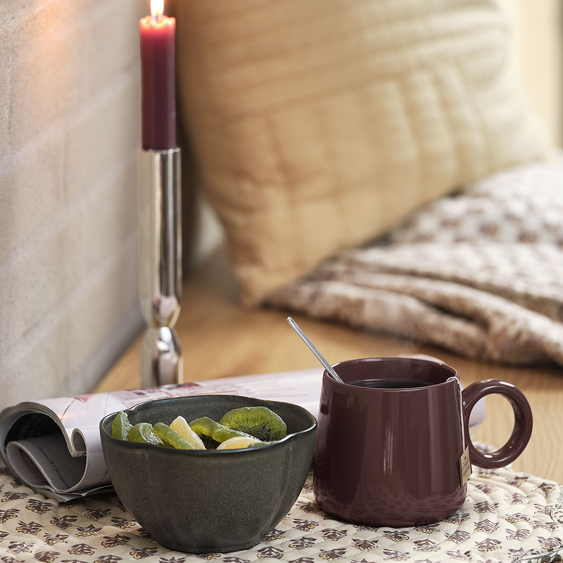 Купа и чаша върху подложка за хранене