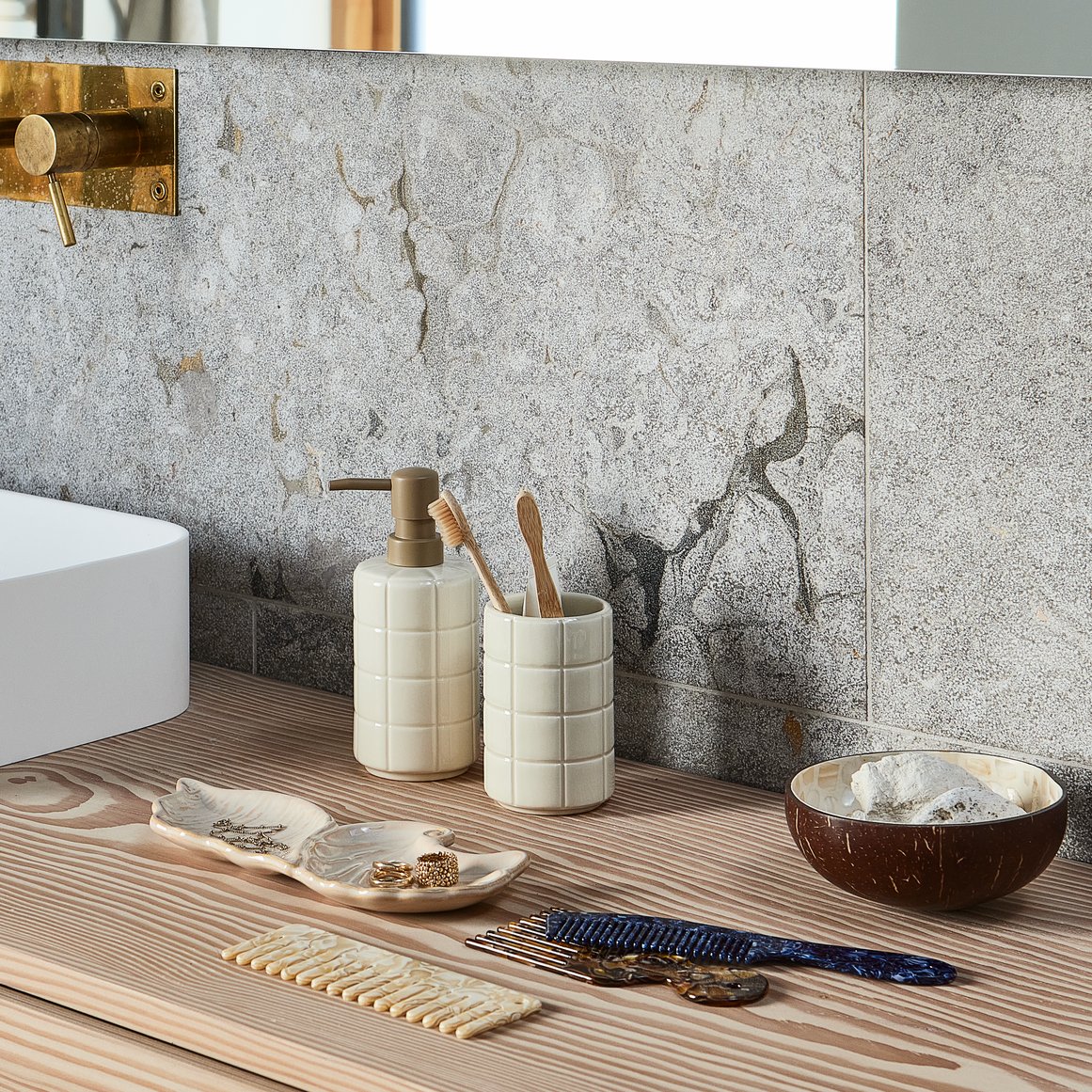 Аксесоари за баня, поставени на мивка