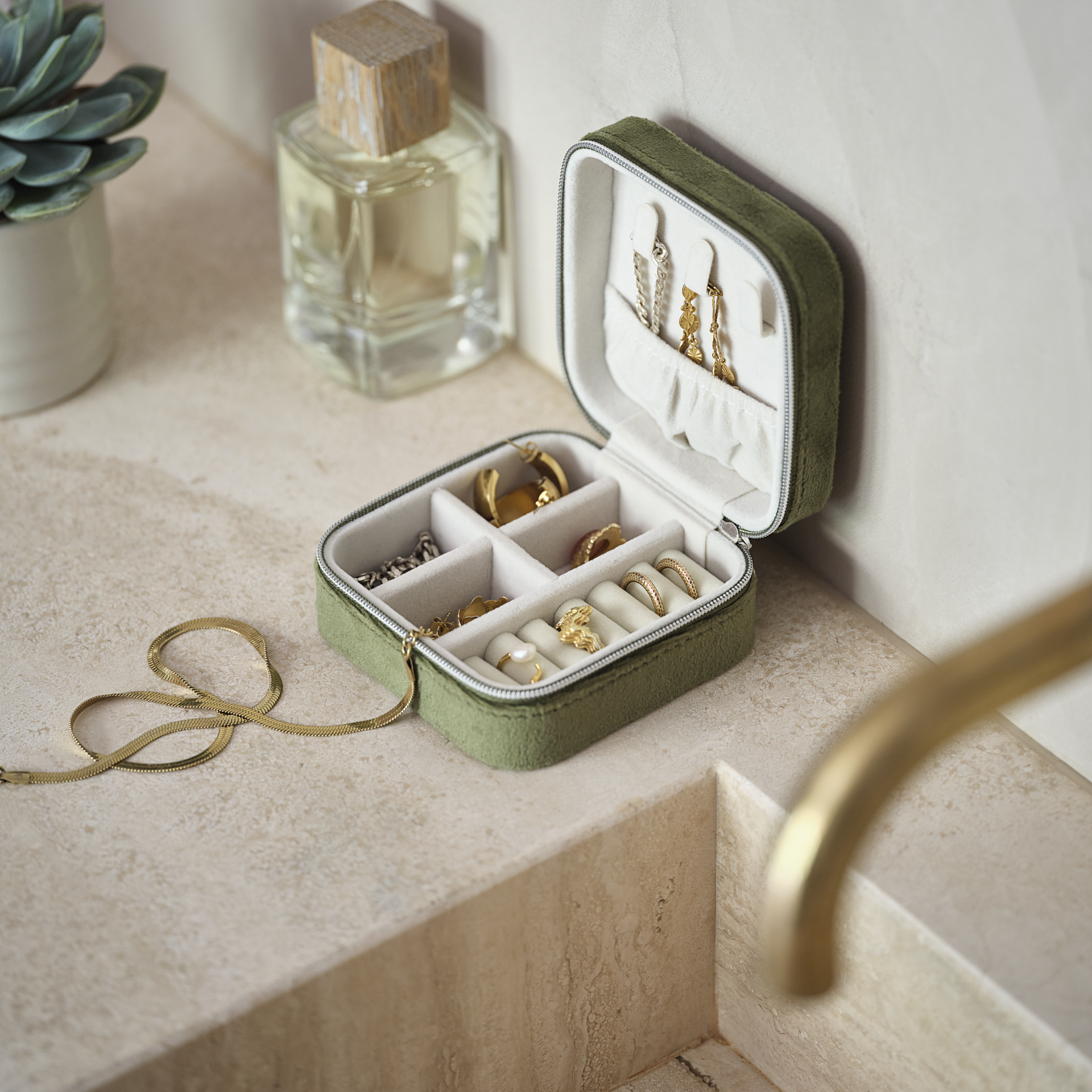 Кутия за бижута в баня