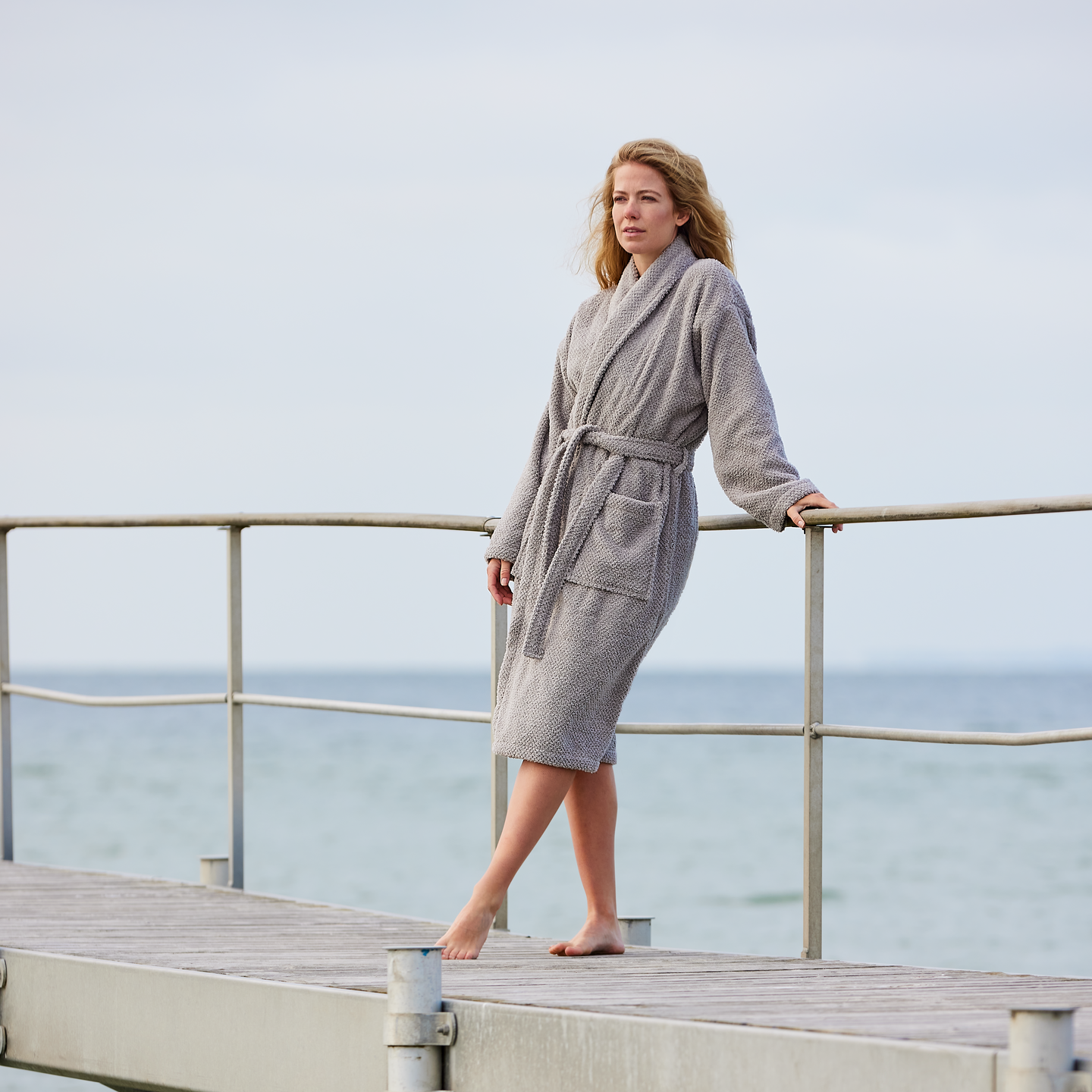 Жена с халат на пристанище