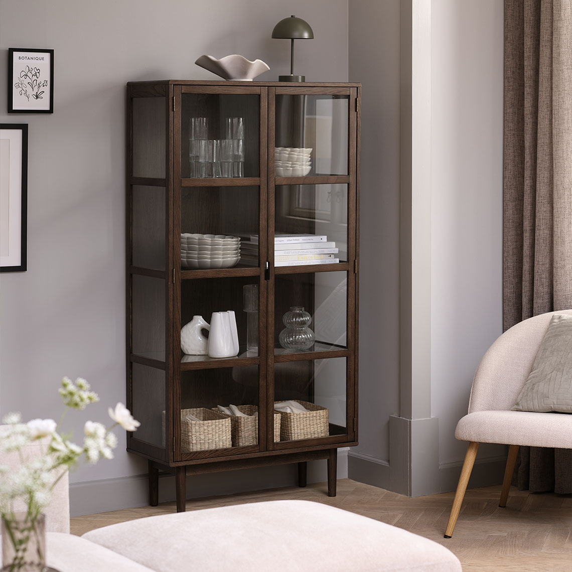 Висока витрина, изработена от масивен дъб и дъбов фурнир FSC® в тъмен цвят