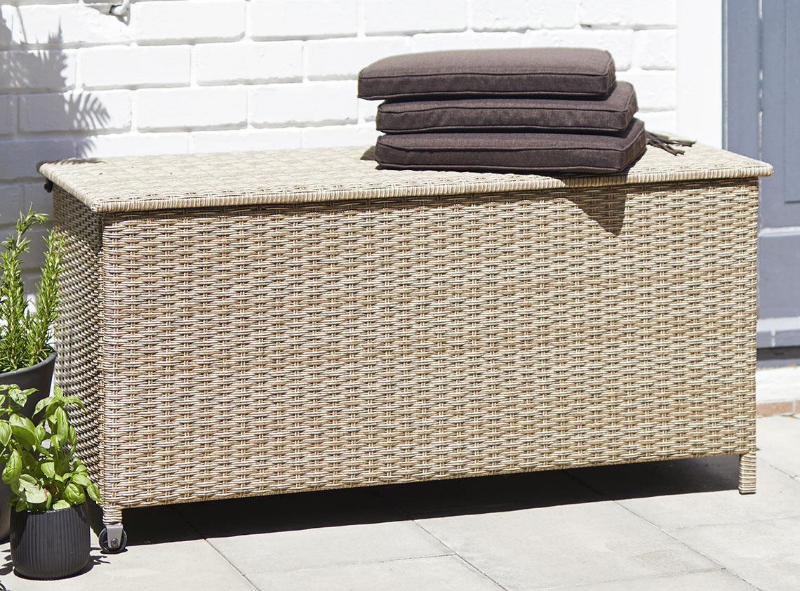 Кутия за градински възглавници с колелца и дръжка на слънчев двор