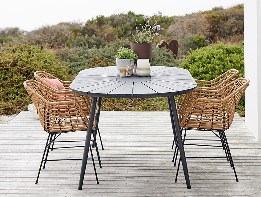 Комплект градински мебели с маса от артууд и столове от ратан.