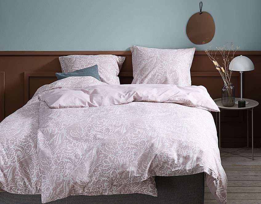 Спално бельо в розово, с флорален мотив в рустик спалня.