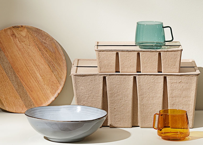 Дървен поднос, керамична купа, кутии за съхранение от рециклирана хартия и стъклени чаши
