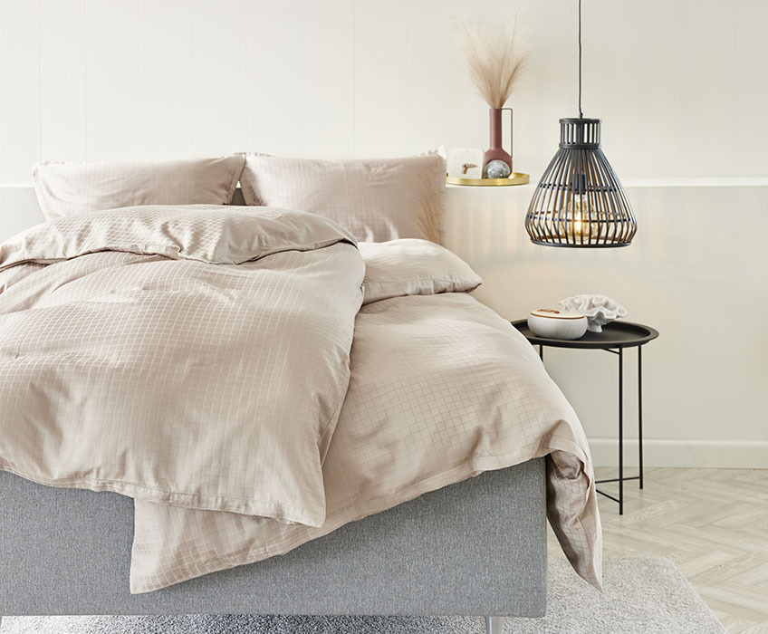 Легло с пясъчен цвят на спалното бельо от висококачествен сатен