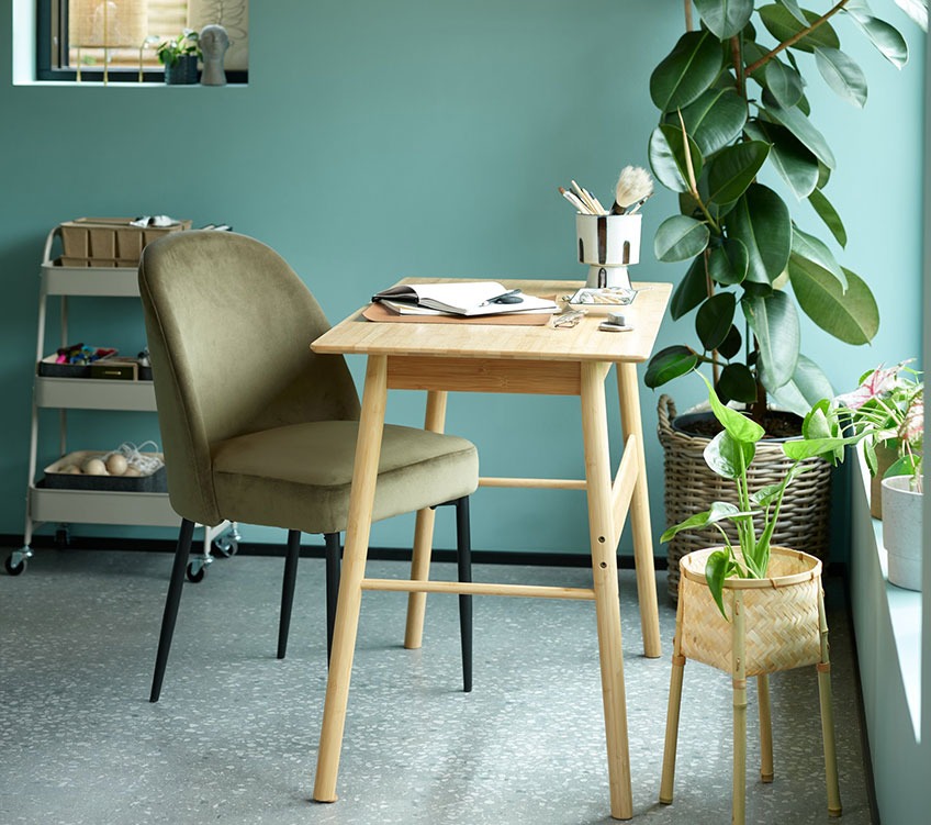 Маслинено зелен кухненски стол до бамбуково бюро.