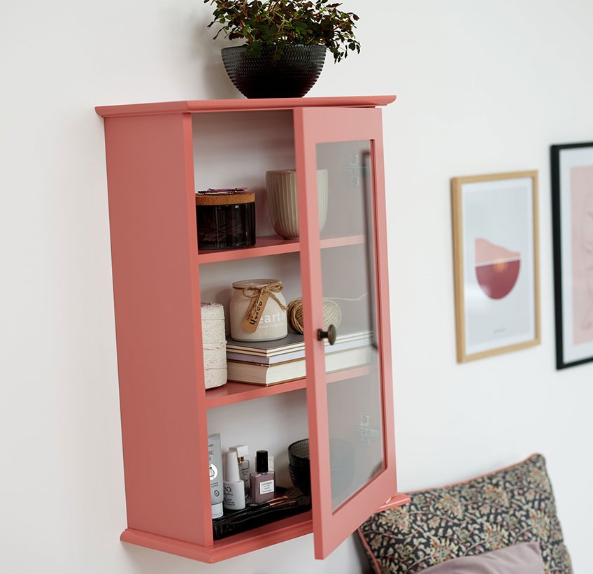 Шкафче за стена в розово. 