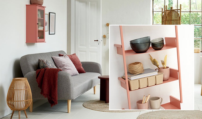 Дневна с домакински мебели в червено и стенен рафт в розово