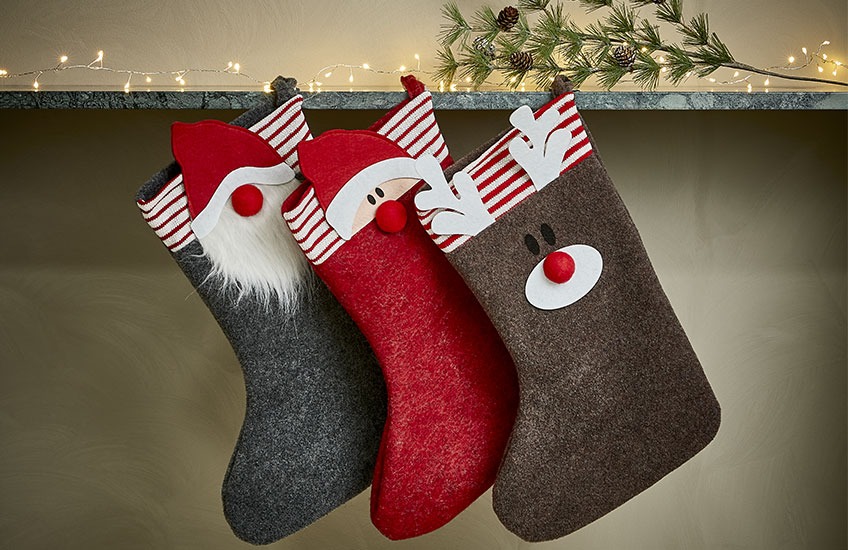 Коледни чорапи, закачени на рафт, с мотив на Дядо Коледа, елф и елен