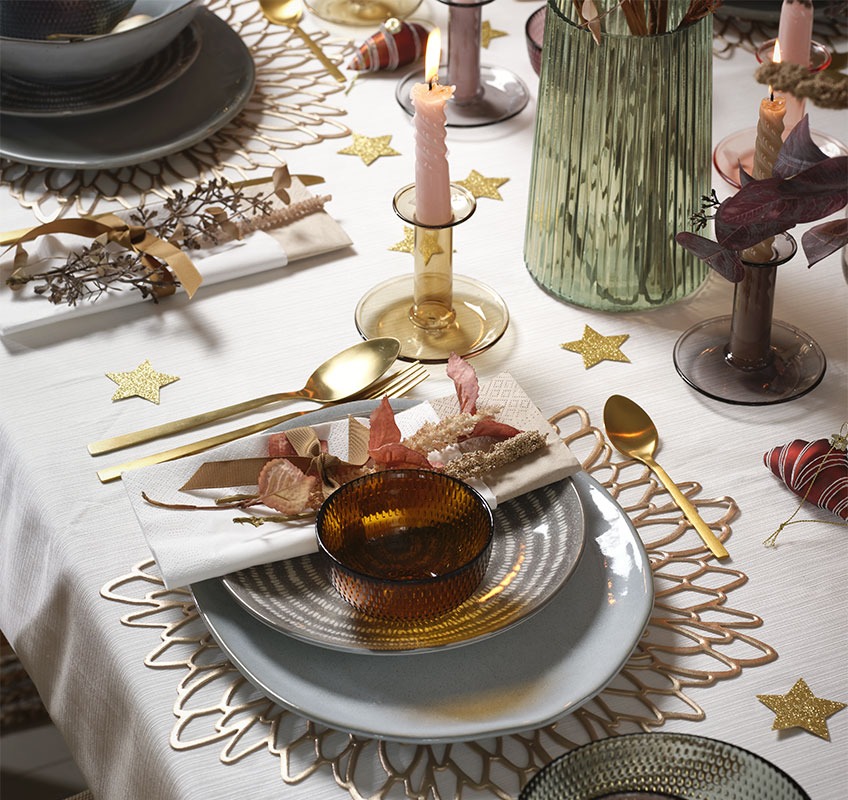 Сиви и сини чинии и златни прибори на новогодишната трапеза