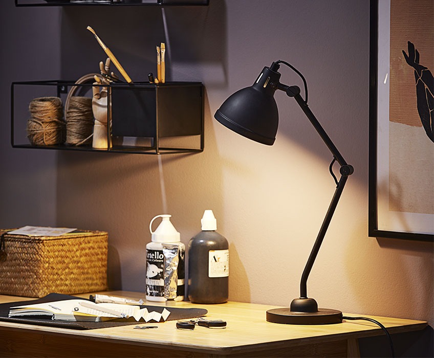 Черна настолна лампа на офис бюрото