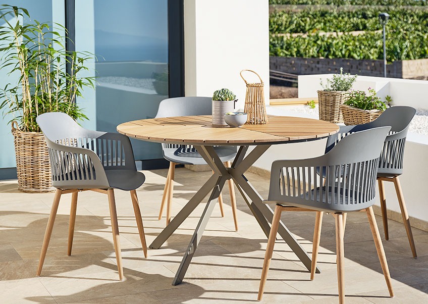 Кръгла градинска маса със сиви градински столове
