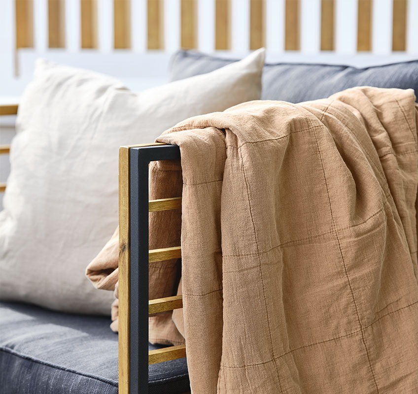Стол за отдих с оранжево ватирано одеяло