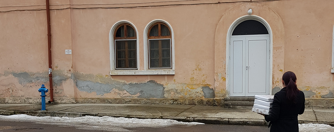 ЮСК България дарява спално бельо на три дома за възрастни хора Ралица Йорданова посещава дома в Пирдоп