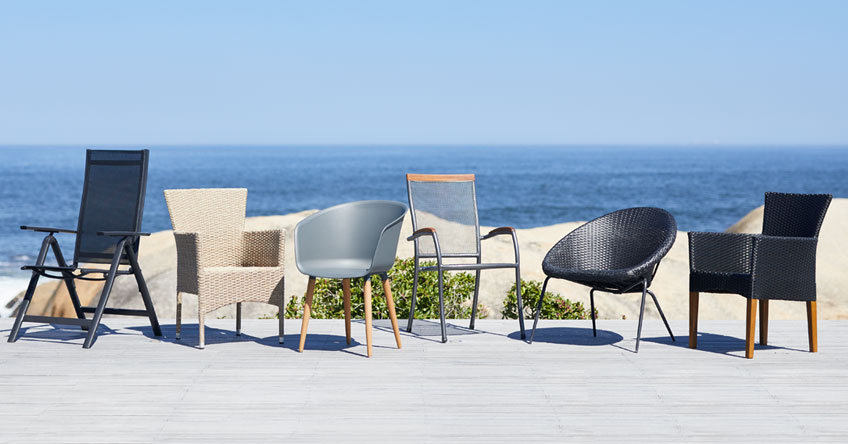 Столове за хранене на терасата край плажа