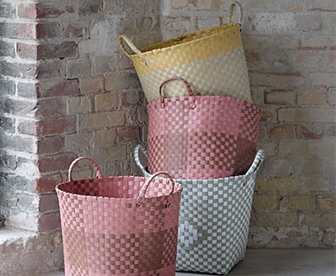 Цветни плетени кошници поставени в ъгъла на стаята.