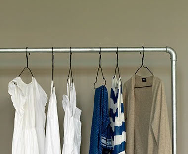 Тънки метални закачалки - иделни за по-леки ризи, рокли или пуловери.