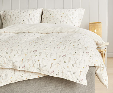 Памучно спално бельо с флорални мотиви.