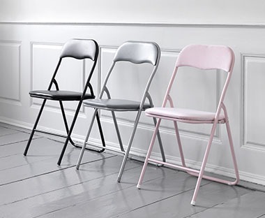 Сгъваеми столове в три цвята.